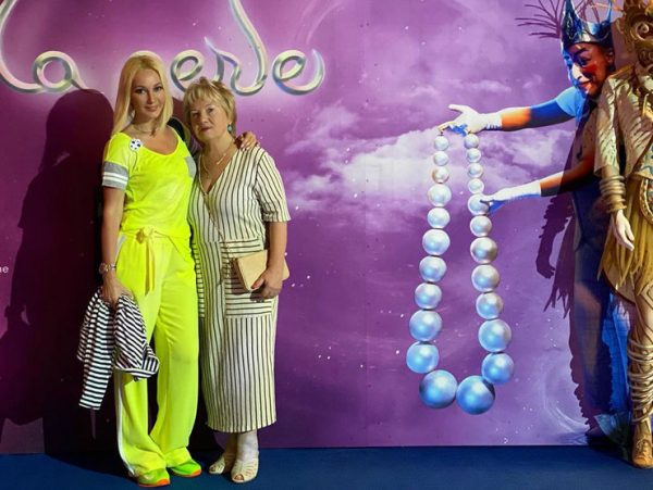 Хорошие дочки дарят мамам поездку в Дубаи - Лера Кудрявцева показала молодую родительницу