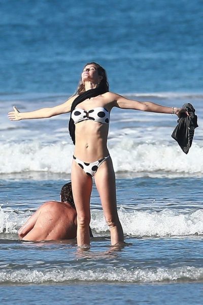 Жизель Бюндхен попалась папарацци на пляже - И какая же у топ-модели попа без фотошопа?