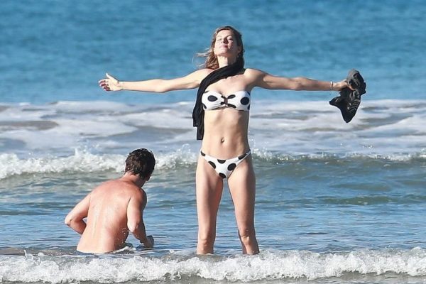 Жизель Бюндхен попалась папарацци на пляже - И какая же у топ-модели попа без фотошопа?