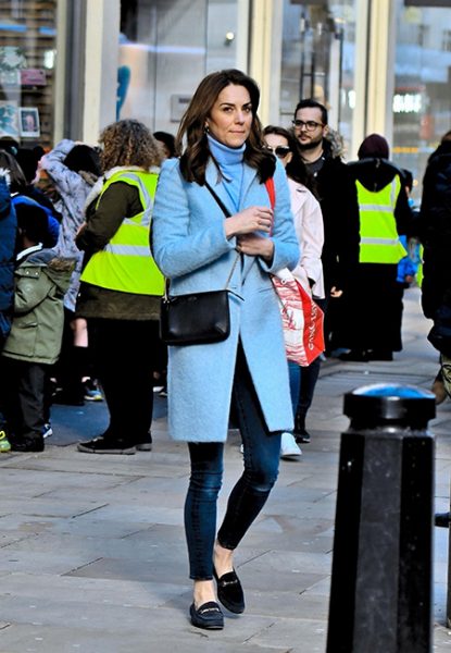Кейт Мидлтон гуляет одна по Лондону и покупает детям книжки