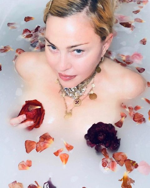 А этой лишь бы раздеться - Мадонна сделала заявление о вирусе, сидя голенькой в ванне