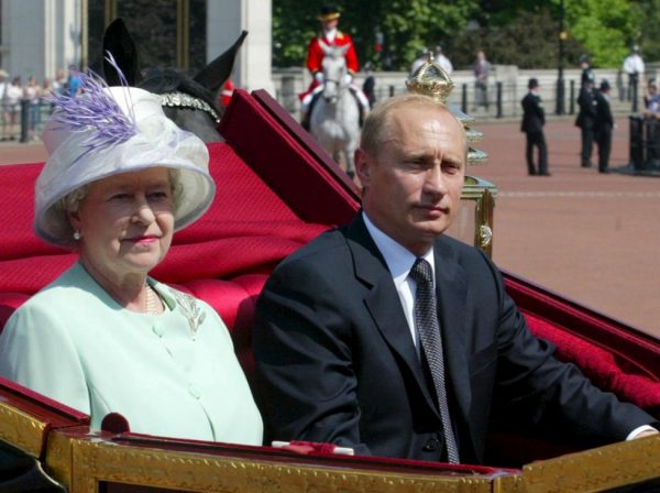 Королеве Елизавете сегодня 94 - Как Ее величество отмечает праздник (забавные снимки)
