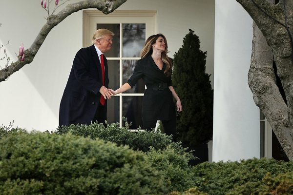 Кто она - Девушка, которая стоит за спиной Трампа и шепчет ему советы