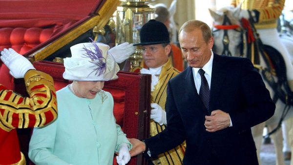 Королеве Елизавете сегодня 94 - Как Ее величество отмечает праздник (забавные снимки)