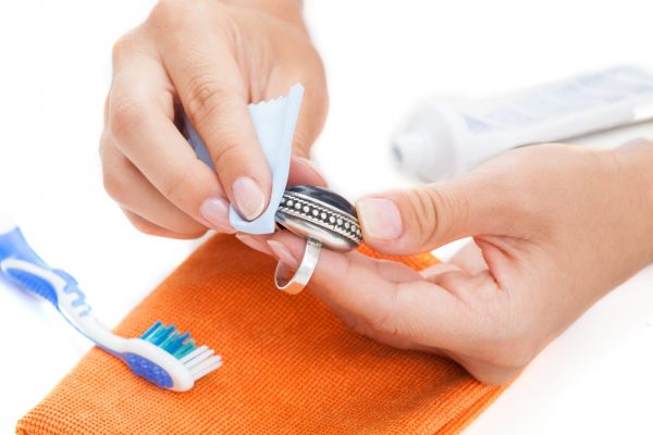 13 способов использования зубной пасты в быту - Убирает даже нежелательные волоски