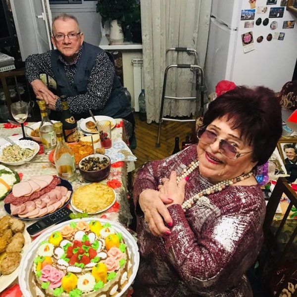 Дочь Александра Барыкина с бабушкой не здоровается. 92-летнюю женщину поддерживают друзья сына