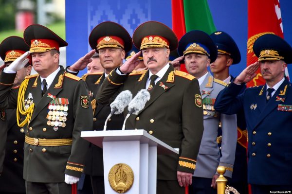 "Мы просто не могли иначе" - Лукашенко провел парад вопреки рекомендациям ВОЗ