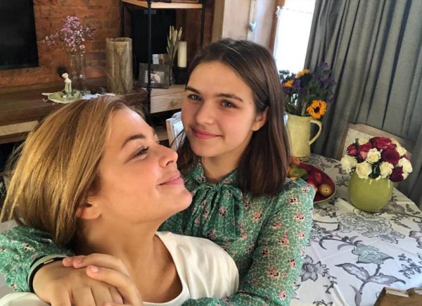 "Необыкновенная красавица" - Ирина Пегова позировала с бокалом вина