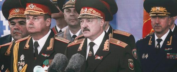 Лукашенко не станет отменять парад: "Скажут, что испугались"