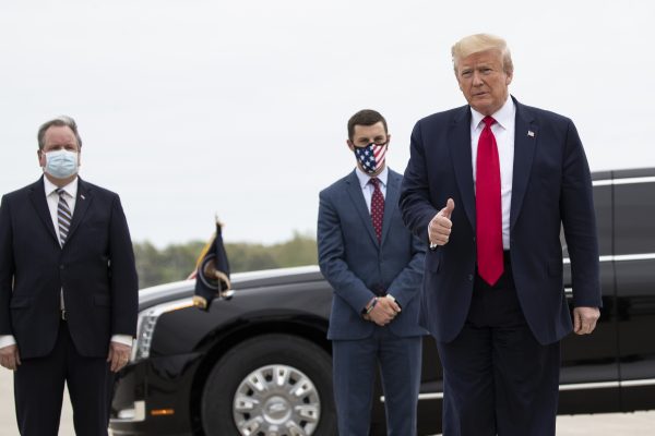 Трамп отказался надеть маску. Он не станет вводить ограничения в случае повторной вспышки