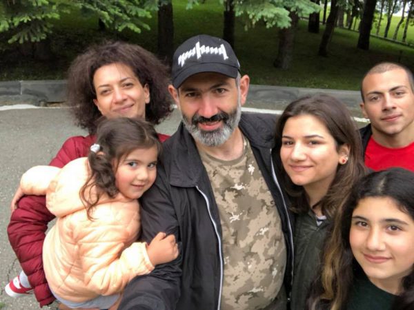 Премьер-министр Армении Пашинян и вся его семья подхватили COVID-19