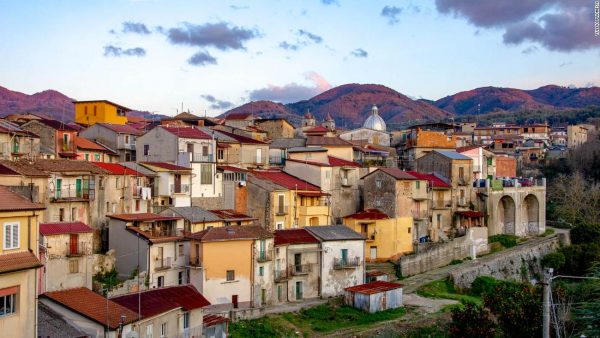 Итальянцы возобновили продажу домов за 1 евро... в районе, где не было ни одно заболевшего