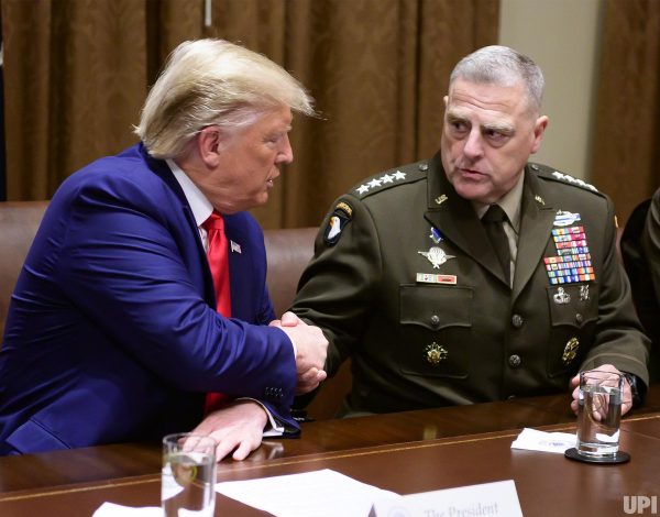 Похоже, Трампу не на кого больше надеяться - Главный генерал армии извинился за фото с президентом