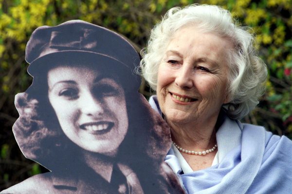 Знаменитая певица времен Второй мировой войны Вера Линн умерла в возрасте 103 лет
