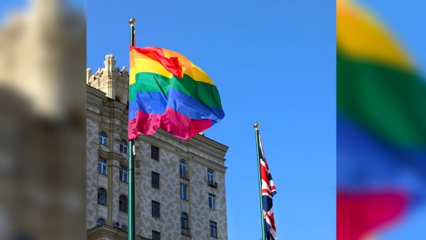 Посольство Британии в Москве тоже вывесило флаг ЛГБТ