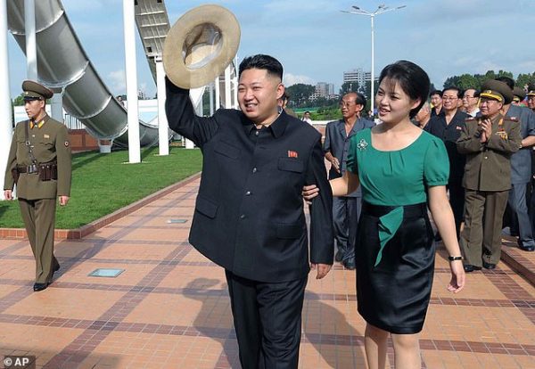 Ким Чен Ын был взбешен - В воздухе летали шарики с фотографиями его собственной обнаженной жены