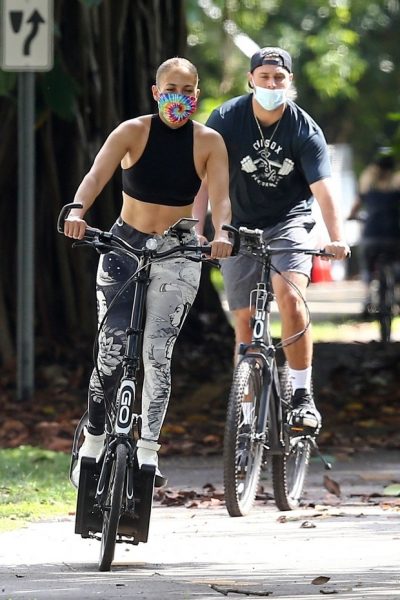 Дженнифер Лопес соблазнила тренировками на модном эллиптическом велосипеде