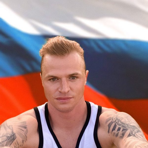 Дмитрий Тарасов выложил фотографию с флагом России