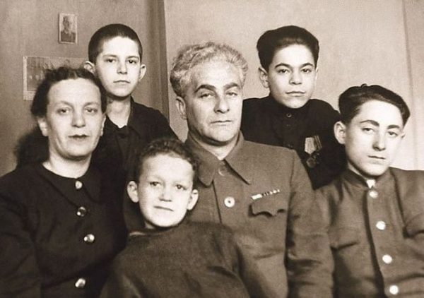 Иосиф Кобзон с мамой Идой Исаевной, отчимом Михаилом Михайловичем и братьями Исааком, Иммануилом и Львом