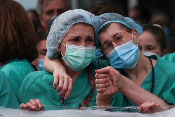 Пандемия коронавируса, врачи в масках