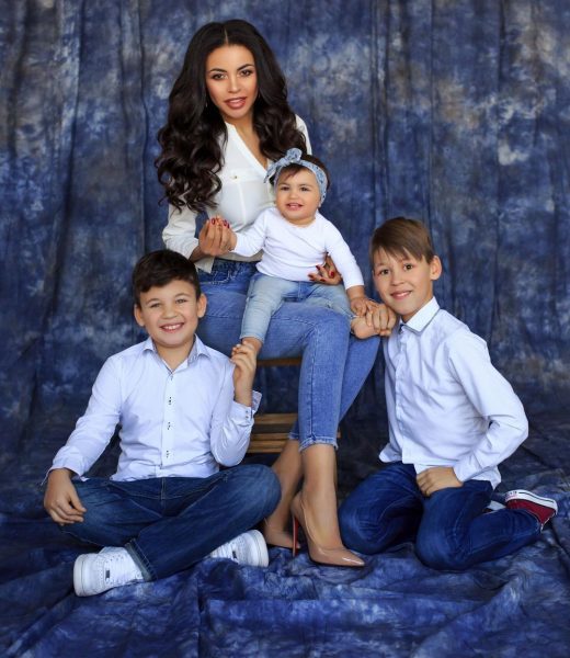 Кристина Ололо в окружении своих детей. До расставания с сыновьями