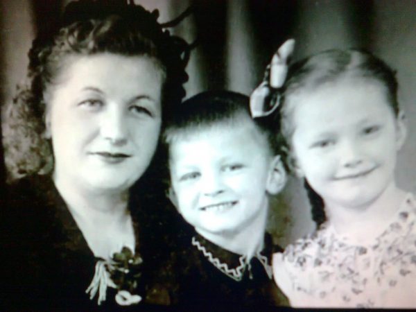 Алла Пугачёва в детстве с мамой и братом