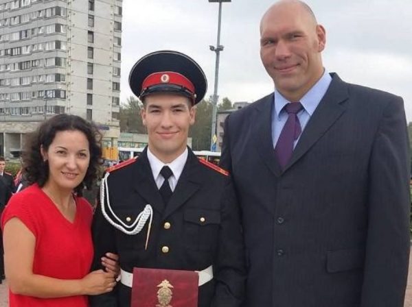 Николай Валуев с сыном и женой 