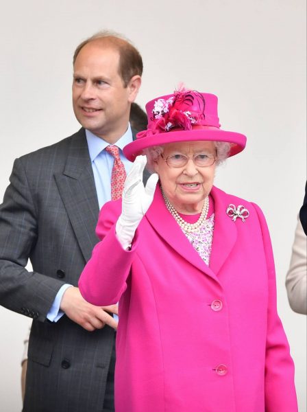 Принц Эдвард с королевой Елизаветой