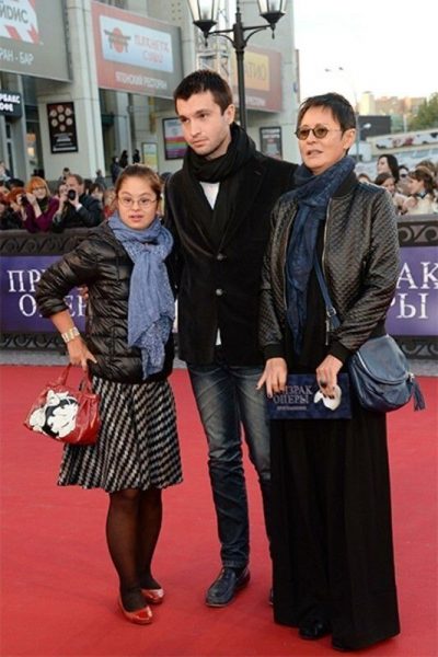 Ирина Хакамада с сыном и дочерью