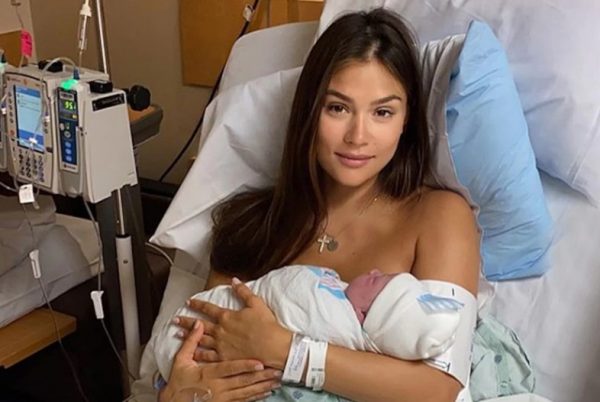 Дочь Веры Глаголевой показала фото из роддома, где она запечатлена с новорожденной малышкой на руках