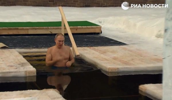 Владимир Путин в проруби 