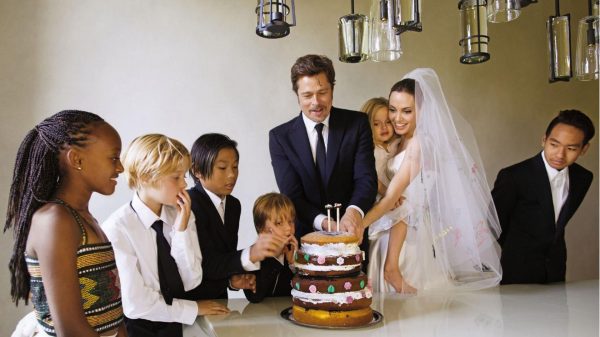 Анджелина Джоли и Бред Питт с детьми