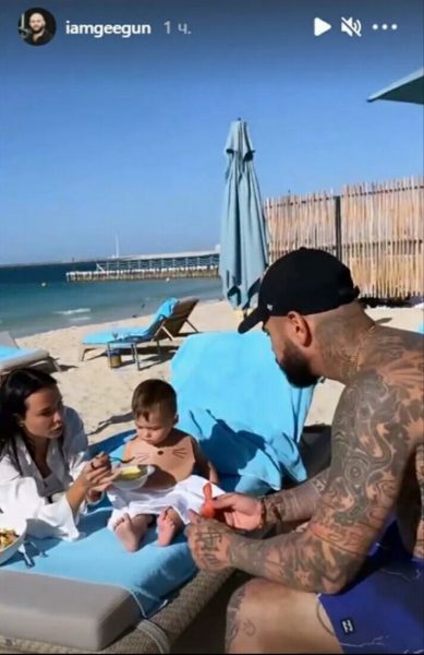 Тимати и Решетова кормят сына на пляже