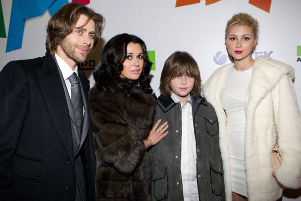 Анастасия Заворотнюк с мужем и детьми