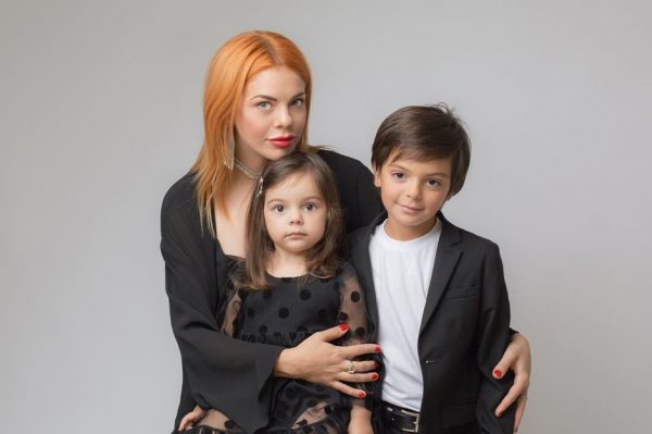 Анастасия Стоцкая с дочерью и сыном.