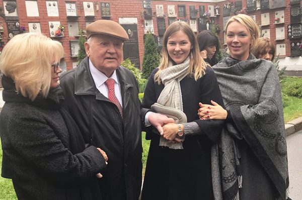 Михаил Горбачев с дочерью Ириной и внучками Анастасией и Ксенией
