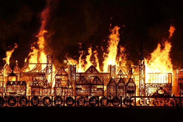 На Темзе сожгли деревянный Лондон в память о пожаре 1666 года