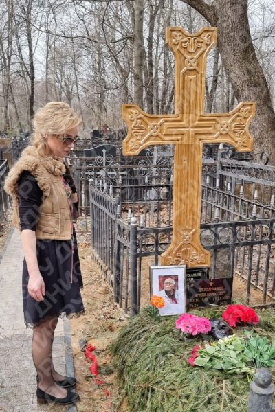 "Не имеете права" - вдова Этуша указала на место Цымбалюк-Романовской, хозяйничавшей у памятника Джигарханяну