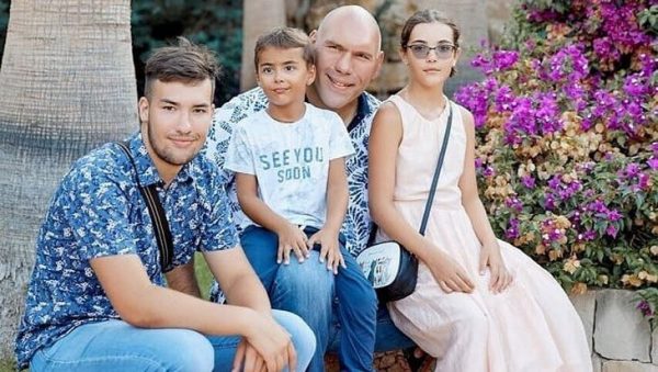 Николай Валуев с детьми