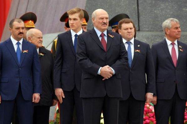 Александр Лукашенко со страшими сыновьями. Фото aif.ru