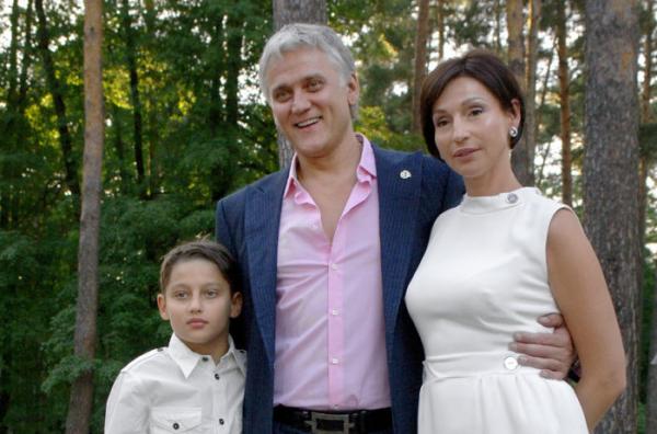 Александр Маршал с женой Натальей и сыном
