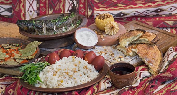 Сегодня в Армении празднуют светлый праздник Пахси - яичные бои, плов и форель с красным вином