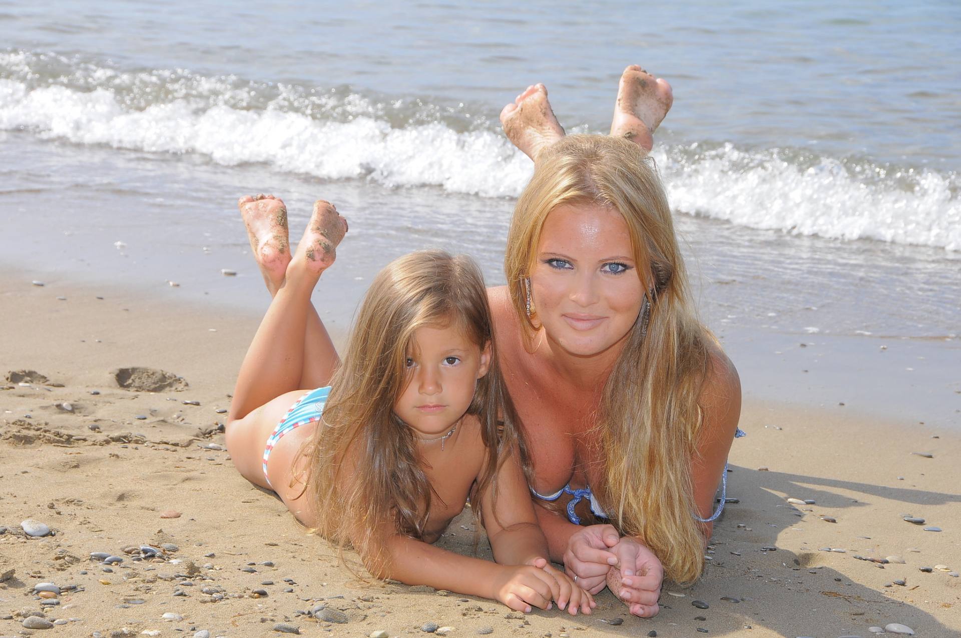 мама и дочь на пляже