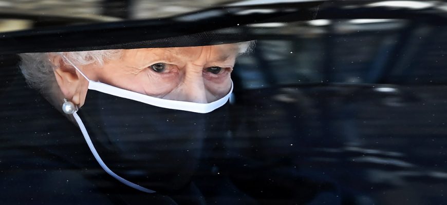 Королева Елизавета II на похоронах