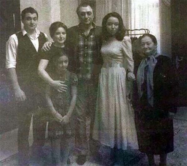 Сулейман Керимов с женой, детьми и мамой.