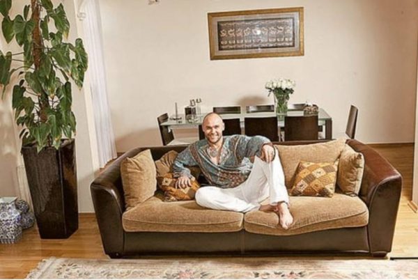Максим Аверин в гостиной. Фото Яндекс. Картинки