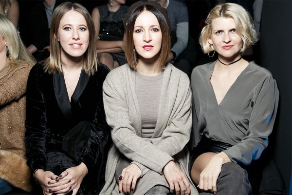 "Площадной Петрушка" - снимки Ксении Собчак рядом с красивыми женщинами