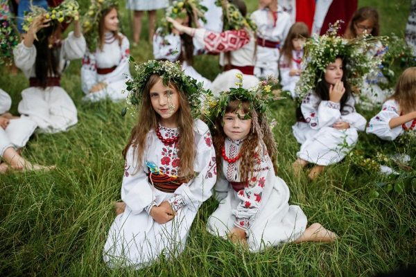 ДЕвочки на траве в вышиванках и с венками на голове