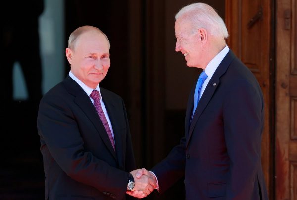 Путин и Байден пожимают руки 