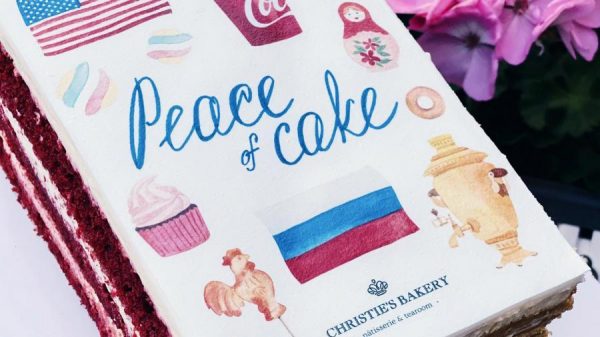 Торт с матрешкой и самоваром: Женевская кондитерская испекла мирный десерт в честь саммита двух президентов